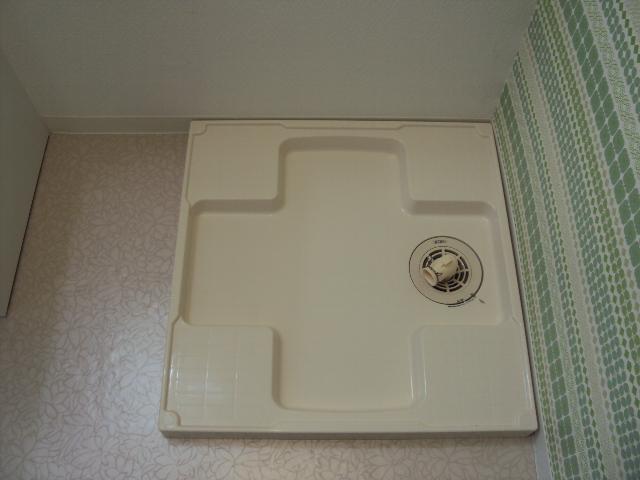 Wash basin, toilet.  ■ Washing machine in the room ■ Spacious and has ■