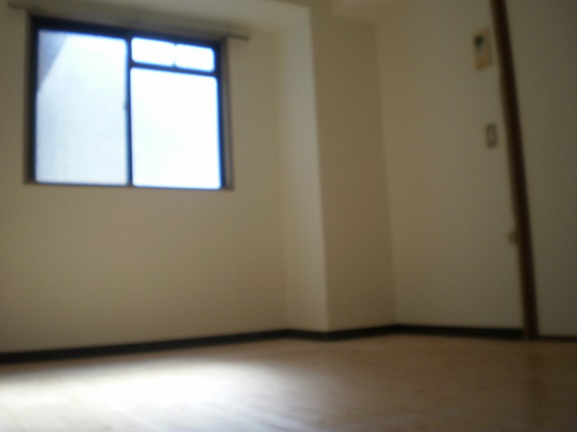 Living and room. We also vacant corner room