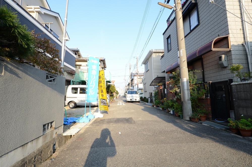 Local photos, including front road. The surroundings are quiet residential area.