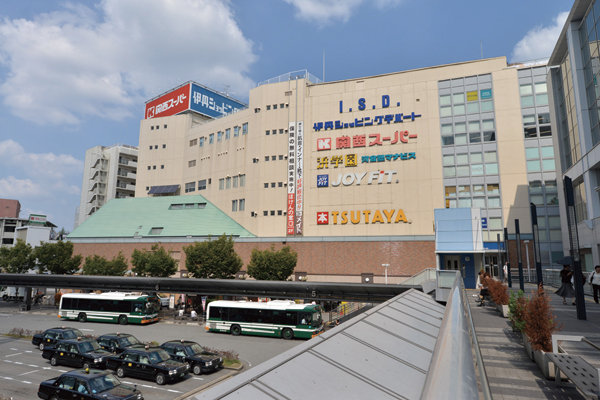 Surrounding environment. Itami shopping department store (1-minute walk ・ About 70m)