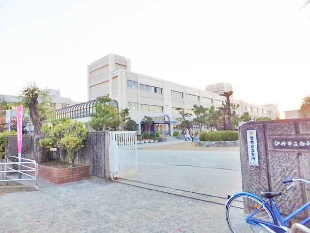 Primary school. 911m to Itami Minami Elementary School