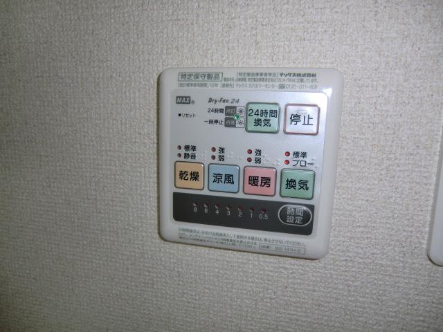 Cooling and heating ・ Air conditioning. Local photo (bathroom heating dryer remote control)