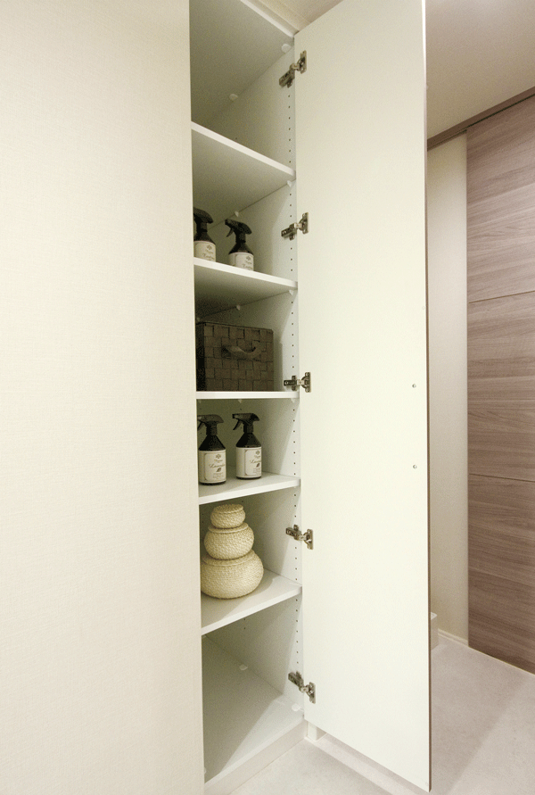 Bathing-wash room.  [Linen cabinet] To wash room, Towels and detergents, Convenient for storage, such as soap, Linen cabinet have been installed (same specifications)