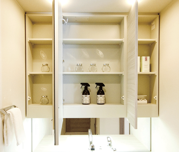 Bathing-wash room.  [Kagamiura storage] Kagamiura storage come in handy for storage, such as sanitary supplies are provided (same specifications)