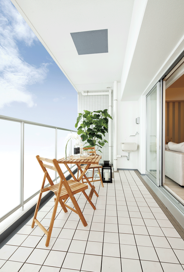 balcony ・ terrace ・ Private garden.  [balcony] To basic Dehaba about 2m (core people) is on the balcony, Settings such as roof balcony and three-sided balcony plan. Also, Sense of openness has increased in the living room provide a bright glass handrail (A type model room)