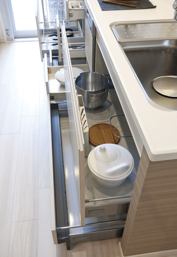 Kitchen.  [Slide cabinet] Adopt an accommodating the back of the easy sliding to take out things. Loading and unloading of large cookware is smooth (same specifications)