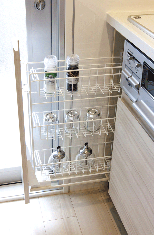 Kitchen.  [Spice rack] Installed and out freely of the sliding type in the stove next to. Spices of the type and size, You can clean organized in accordance with the frequency of use (same specifications)