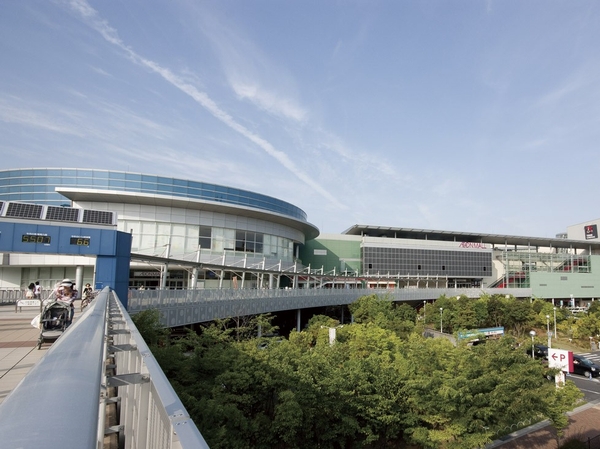  [Aeon Mall Itami (bicycle about 8 minutes, and about 1800m)] Directly connected with JR "Itami" Station and the deck. Including the Super Ion, Various specialty store, Food mall, It is a large shopping center with a cinema complex