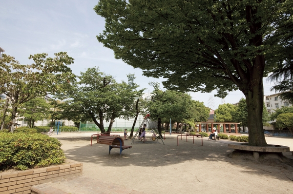  [Minamicho park (2 minutes walk ・ About 90m)] Many green, There is also a favorite playground equipment of children. And adults, It is a good park of feeling that you can relax in the big tree of the bench