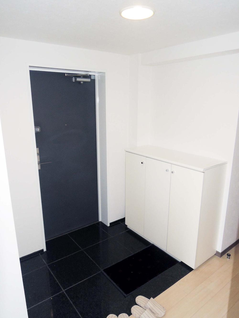 Entrance. Indoor shooting