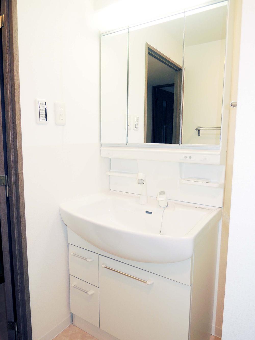 Wash basin, toilet. Indoor shooting