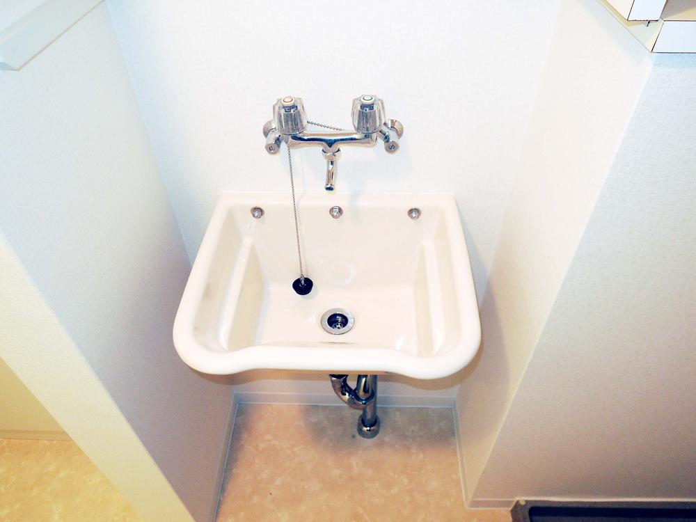 Wash basin, toilet. Indoor shooting