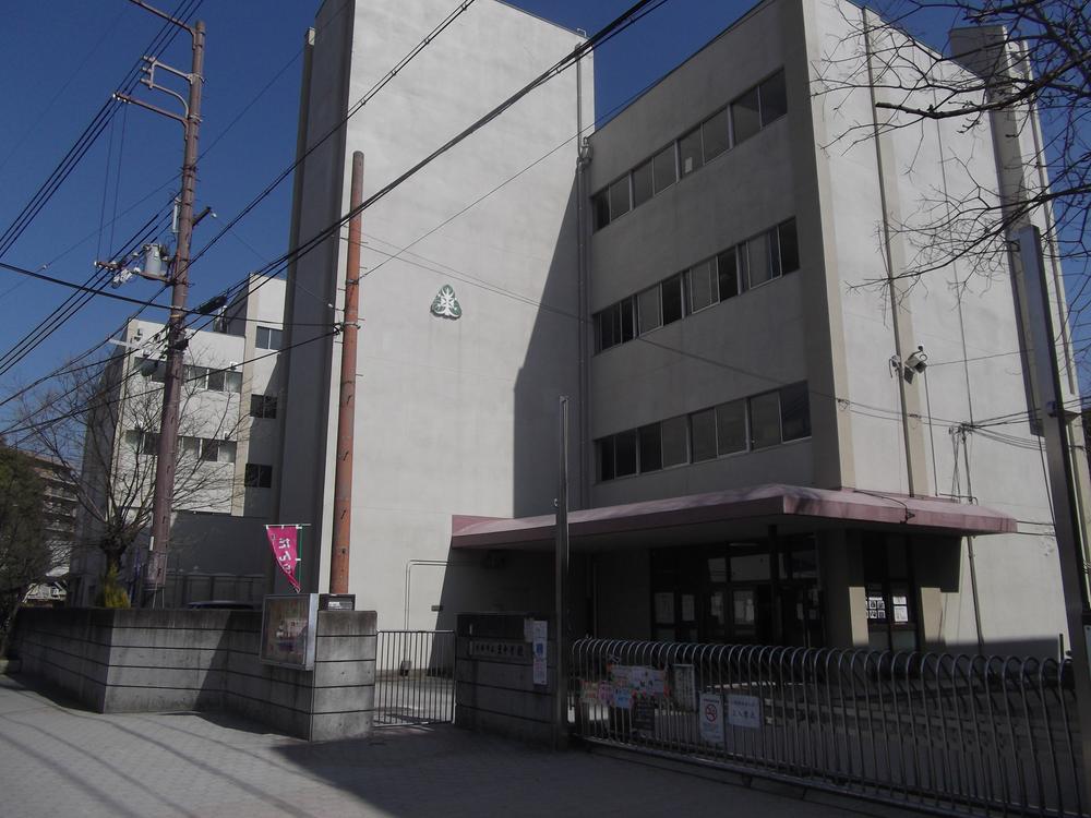 Junior high school. 225m to Itami Tatsuhigashi junior high school