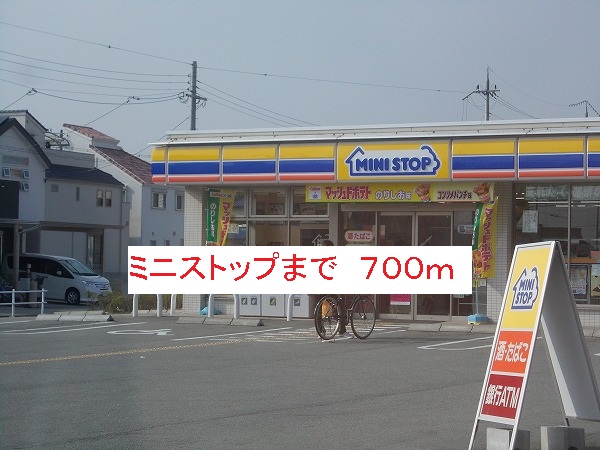 Convenience store. 700m until MINISTOP (convenience store)