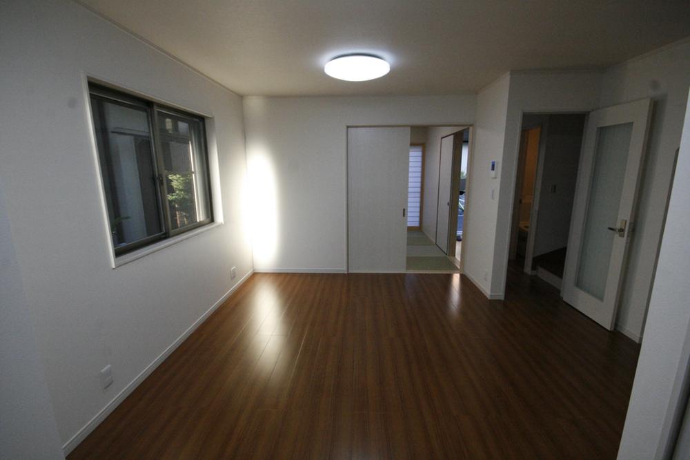 Living. Large living is more in Tsuzukiai of the Japanese-style room It can be used efficiently