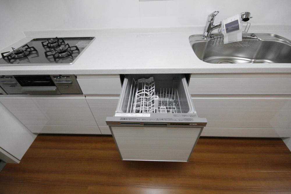 Kitchen. Wide sink is easy to cook in the happy dishwasher with a 3-burner stove to wife