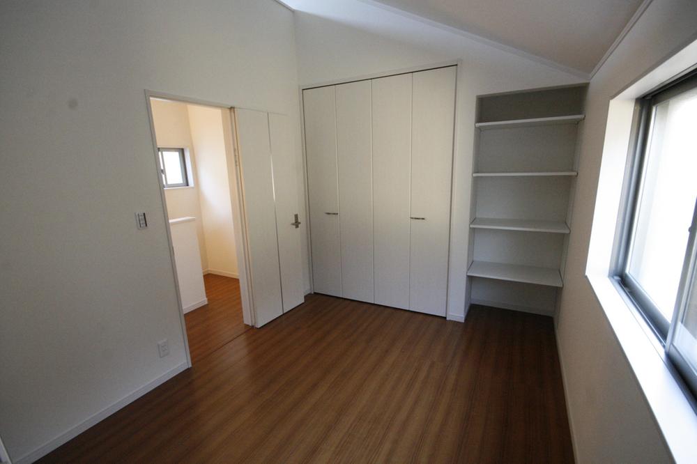 Non-living room. Use various shelf for shelf storage and interior to HI door closet! 