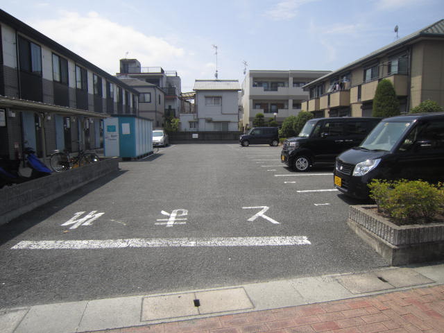 Parking lot. It is parked easy ample parking.