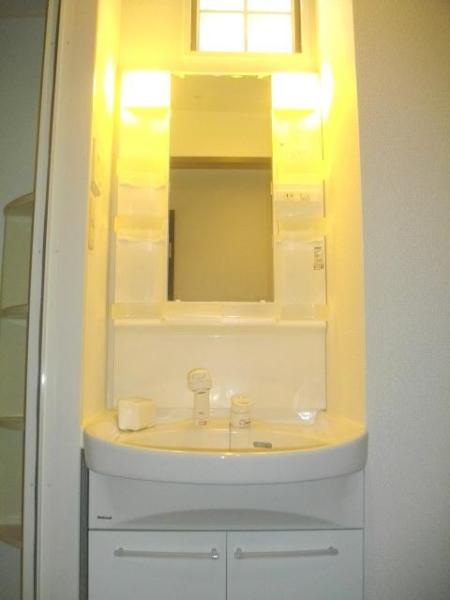 Washroom. Large washbasin.