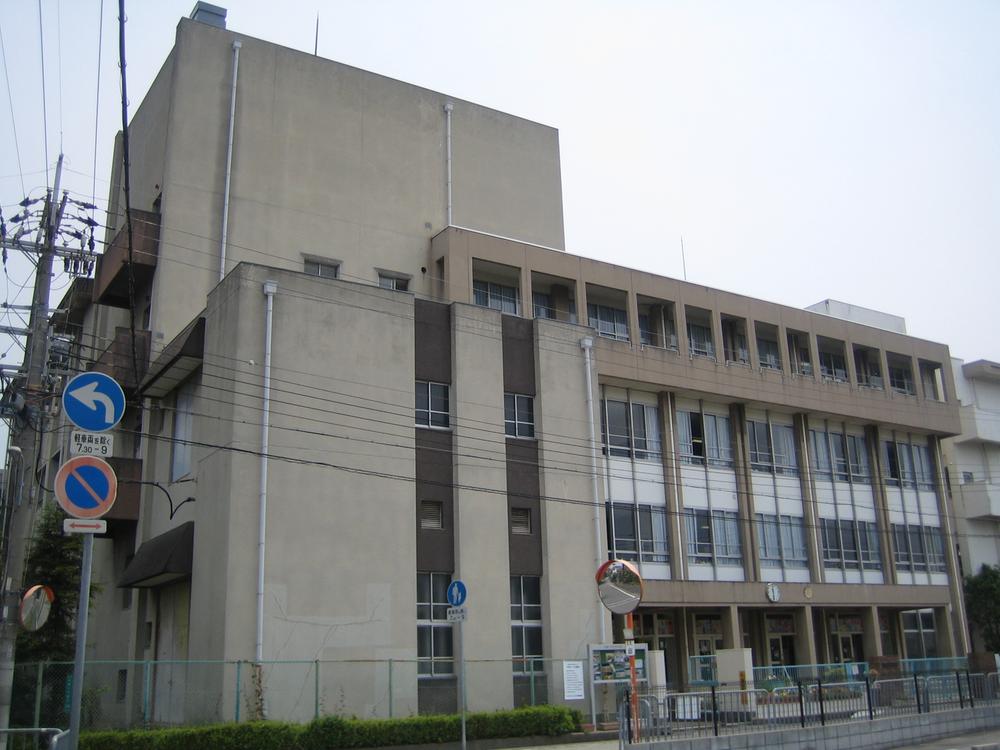 Primary school. 970m to Itami Koya-ri Elementary School