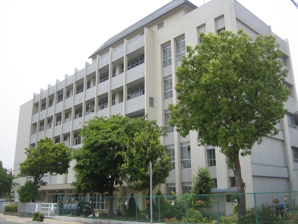 Junior high school. 892m to Itami Matsuzaki junior high school