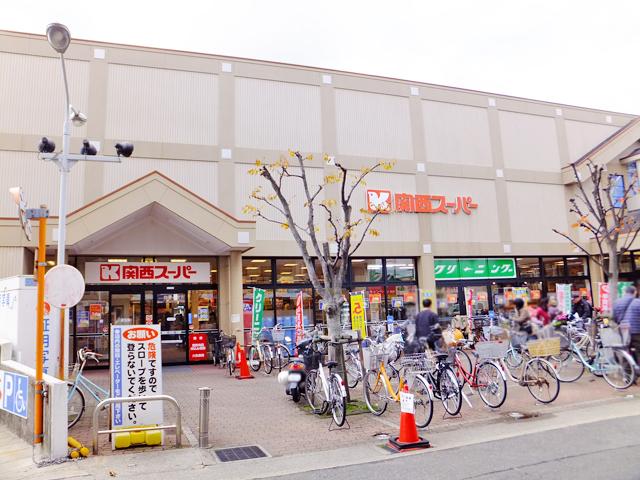 Supermarket. 727m to the Kansai Super Sakuradai shop