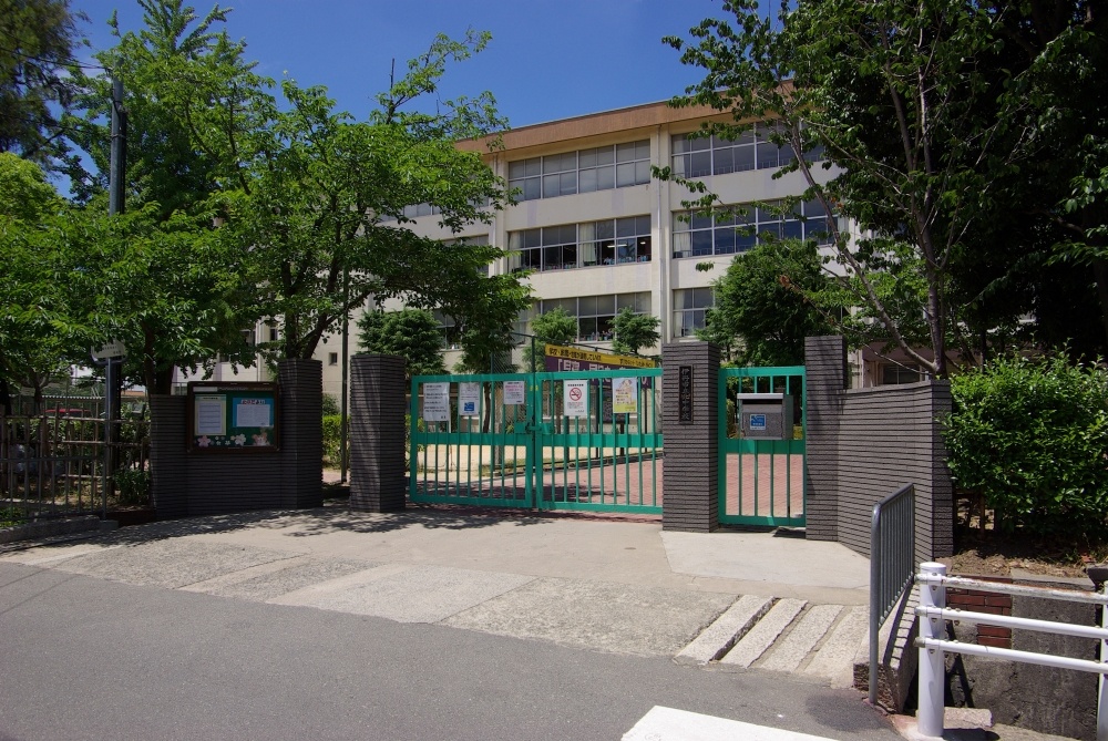 Junior high school. 828m to Itami Tatsukita junior high school (junior high school)