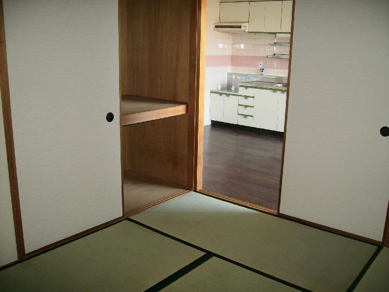 Other room space. Minami Japanese-style room and closet