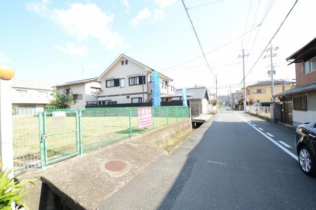 Local photos, including front road. All two-compartment of subdivision