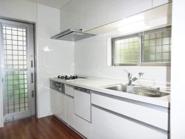 Kitchen. Local photo (kitchen) Water filter ・ Slide storage ・ With dishwasher!