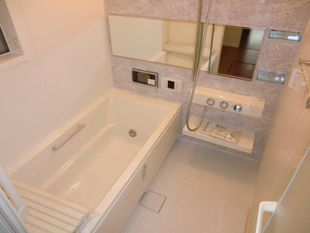 Bathroom. Local photo (bathroom) Bathroom heating dryer ・ Mist sauna ・ With bathroom TV! 