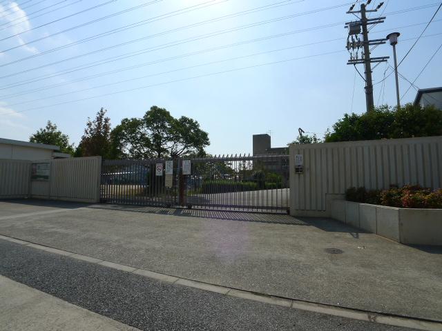 Primary school. Kakogawa 746m to stand Wakamiya elementary school
