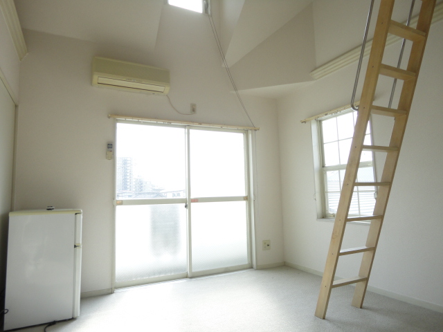 Living and room. With so loft spacious You can use ^^