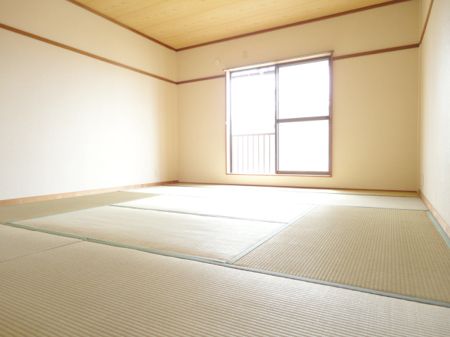 Other room space. 8 tatami Japanese-style spacious second floor ~ ^^
