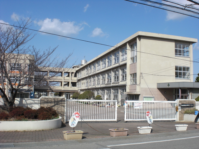Primary school. Kakogawa City Hiraoka up to elementary school (elementary school) 81m