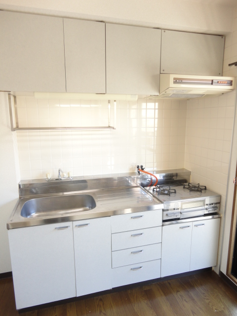 Kitchen. Gas stove installed already (2 burners)!