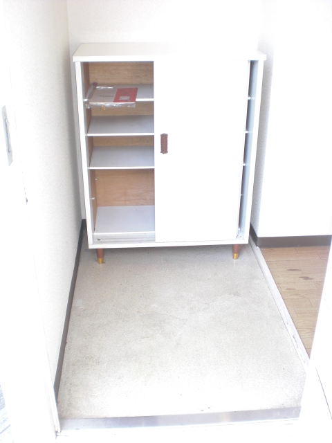 Entrance. There cupboard ^^