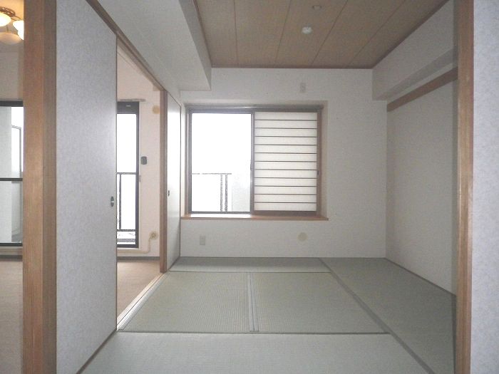 Other room space. Japanese-style room There is the opening on the side, Bright is