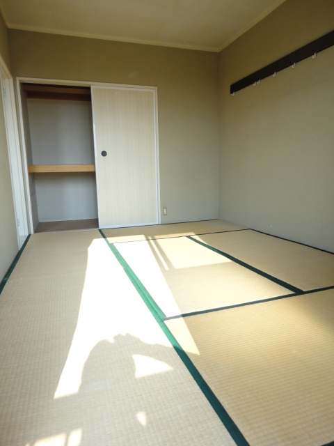 Other room space. Bright Japanese-style room 6 quires ^^