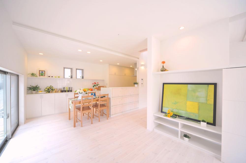 Model house photo. I LDK, which is unified with white is full of cleanliness