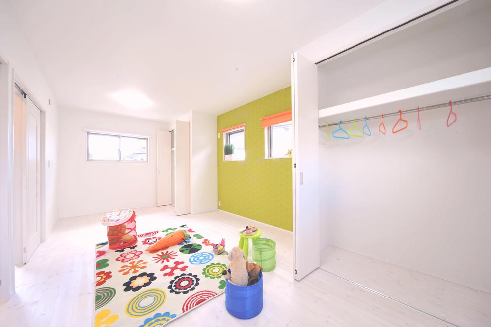 Model house photo. Partition that can be Western-style, depending on the application. While the use as a child room, Cheer the healthy vitamin color interior point of! 