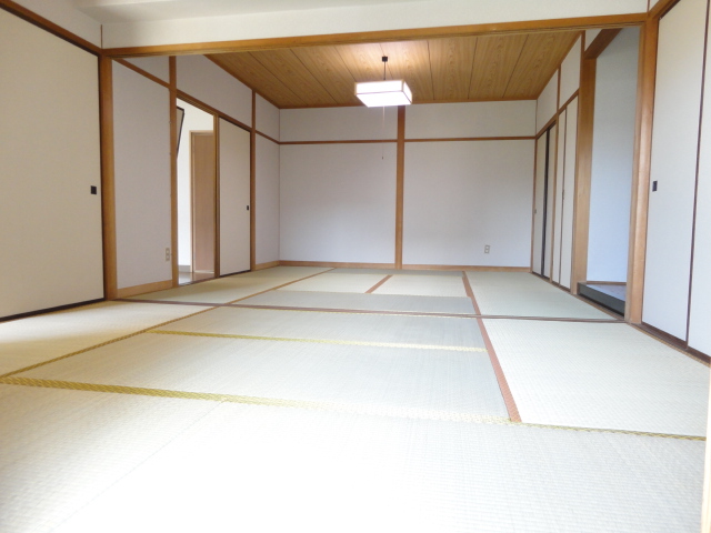 Other room space. Wide continued Japanese-style ^^ from your garden