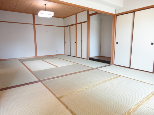 Other room space. It is a storage space with plenty ~ ^^