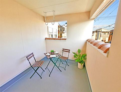 Balcony.  [No. 1 destination ・ Model house]  Also covered balcony of relief sudden rain.  You can also enjoy tea time in the afternoon to set up a table and chairs
