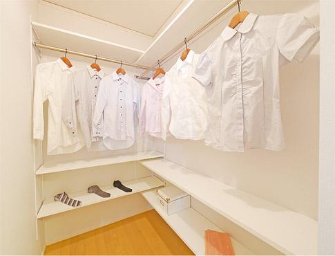 Receipt.  [No. 1 destination ・ Model house]  Walk-in closet of a large capacity is the main bedroom! Even storage can be your room will be clean, use things that do not usually use. 