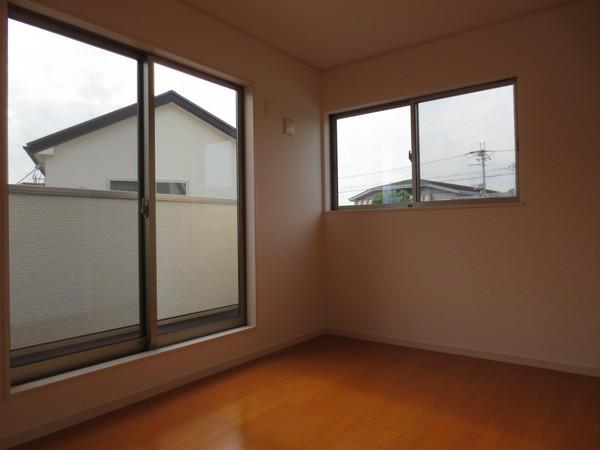 Non-living room. Laundry Jose you a lot in a wide veranda. 