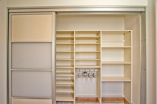 Receipt. Entrance storage of large capacity. You can show Because with door to smart to visitors. 