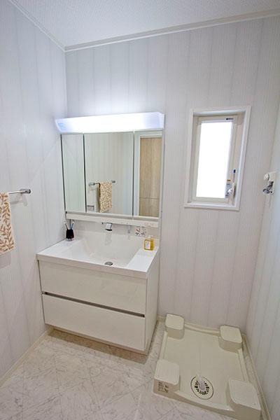 Wash basin, toilet. Wash basin equipped with a three-sided mirror. Storage is also safe a lot. 