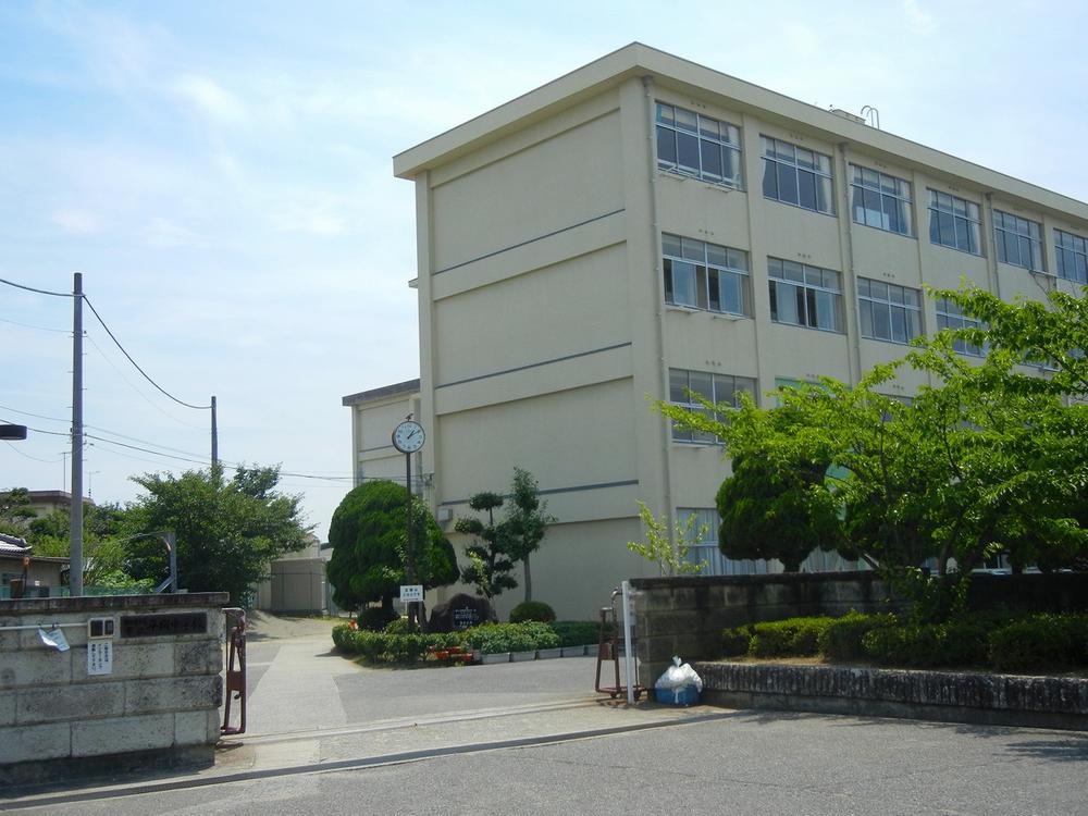 Junior high school. Hiraoka 2689m until junior high school