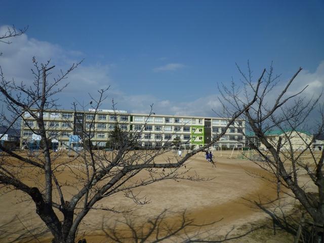 Junior high school. Kanki junior high school 1300m to